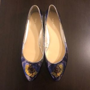8 1/2 M Women Nine West flat metallic dress shoes.